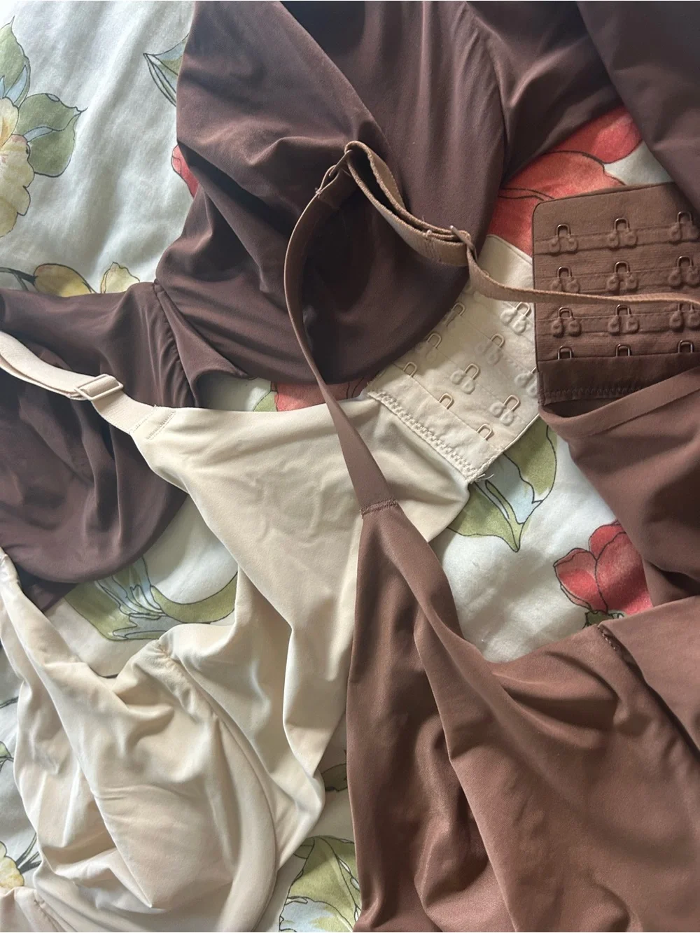 SKIMS Unlined Bra - set of 3 - Picture 4 of 4
